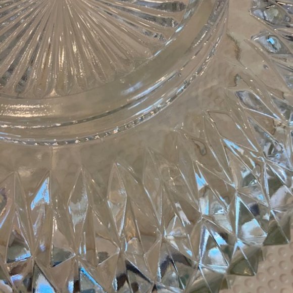 Ornate, Large and Beautifully Cut Crystal Bowl - Picture 4 of 4